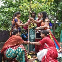 Piplantri merupakan sebuah desa di Rajasthan, India. Desa ini punya tradisi unik. Setiap ada seorang bayi perempuan lahir, warganya akan menanam pohon sebagai perayaan kelahiran. Foto: Facebook/Piplantri Community