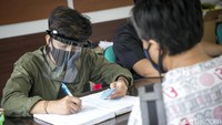 Selain face shield, para petugas juga tetap memakai masker.