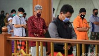 Jarak antar jamaah sekitar 1 meter.