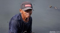Hasil penjualan keong itu akan digunakan untuk menafkahi keluarganya.