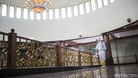 Para petugas pun tampil mengenakan APD lengkap.