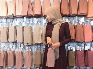 10 Warna Hijab yang Bikin Wajah Lebih Cerah