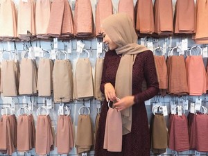 10 Warna Hijab yang Bikin Wajah Lebih Cerah