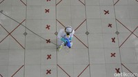 Penyemprotan dilakukan meneluruh di setiap sudut masjid.