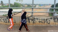 Ruas Jalan Tol Serpong-Cinere akan melintasi wilayah Serpong (Jombang), Serua, Ciputat, Pamulang, dan Pondok Cabe/Cinere.