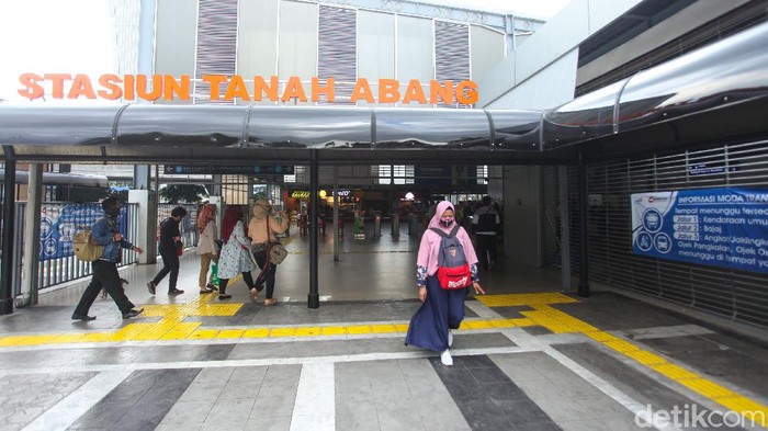 Stasiun Tanah Abang, Jakarta, kini berbenah. Wajah barunya pun terlihat lebih kece dengan tujuan memberikan rasa aman kepada warga.