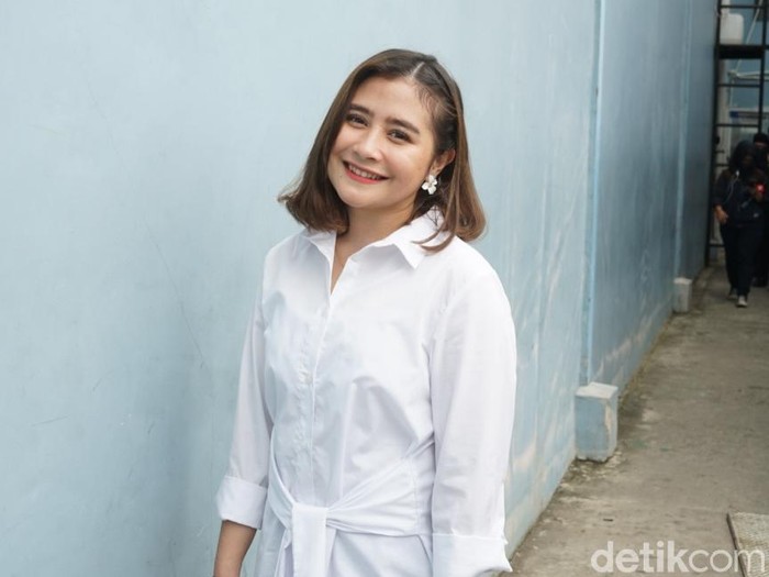 Prilly Latuconsina Prilly Latuconsina saat ditemui di kawasan Trans TV.