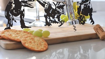 Velociraptors mengganggu keju & anggur malam.