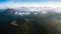 Gunung maar memiliki dapur magma yang dangkal dengan tekanan gas yang tinggi. Biasanya, setelah terjadi letusan hebat, gunung itu pun menjadi gunung mati. Contoh lain bekas gunung maar adalah Dataran Tinggi Auvergne di Prancis. (Foto: Getty Images/iStockphoto/Ocni Design)