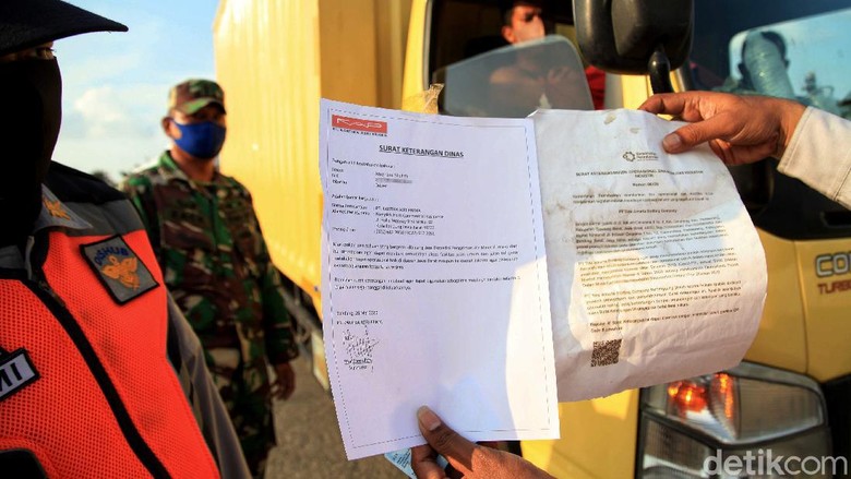 Aksi Penyekatan di Kawasan Utara Ibu Kota Petugas gabungan memeriksa sejumlah kendaraan yang melintas di kawasan Banjir Kanal Timur Rorotan. Kegiatan itu digelar sebagai upaya pencegahan Corona.
