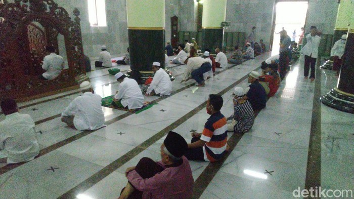 Suasana salat Jumat di Masjid Agung Kauman Semarang, Jumat (29/5/2020).