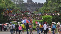 Foto kolase perbandingan suasana libur panjang sebelum adanya pandemi COVID-19 terlihat ramai dengan pengunjung (atas), dan saat terdampak Corona yang terlihat sepi (bawah), di kawasan Borobudur, Magelang, Jawa Tengah, Kamis (28/5/2020).
