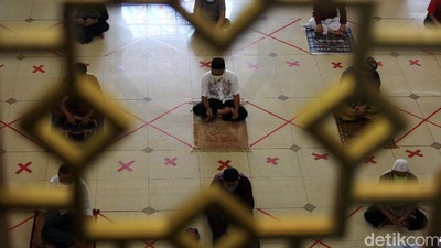 Potret Salat Jumat dengan Jaga Jarak di Masjid Agung Al Barkah
