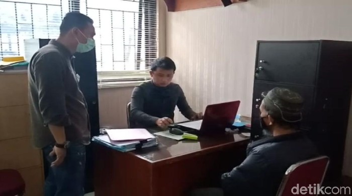 Pemilik akun @IntelBuahbuahan yang diduga sebar hoaks soa Presiden Jokowi tengah diperiksa polisi di Mapolres Cianjur.