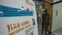 Ruang isolasi ini pun dijaga ketat oleh petugas.