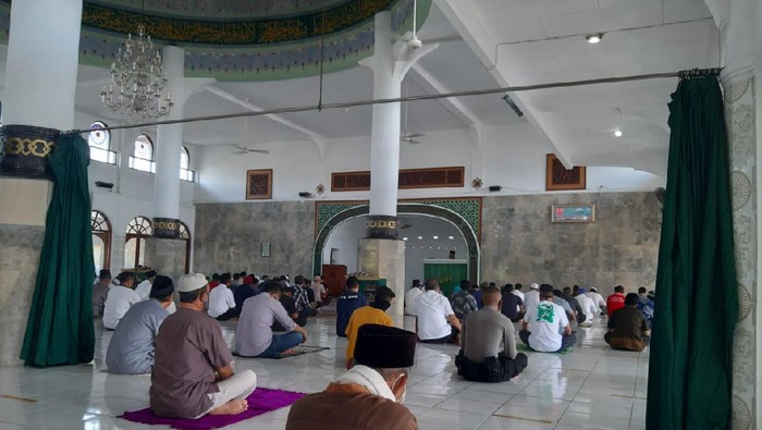Salat Jumat di Masjid Agung Banjar menerapkan phisycal distancing