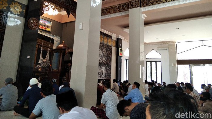 Salat Jumat di Masjid Jabal Rahmah di kompleks Bumi Permata Hijau, Makassar.