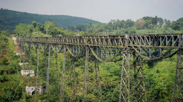 JEMBATAN KERETA AKTIF TERPANJANG Suasana Jembatan Kereta Api Cikubang di Cipatat, Kabupaten Bandung Barat, Jawa Barat, Jumat (29/5/2020). Jembatan Cikubang yang memiliki panjang 300 meter tersebut merupakan jembatan kereta aktif terpanjang di Indonesia yang menghubungkan Bandung dengan Jakarta. ANTARA FOTO/Raisan Al Farisi/wsj.
