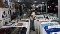 Pekerja menata barang dagangan di toko elektronik di Kota Bekasi, Jawa Barat, Jumat (29/5/2020).
