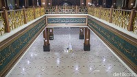 Disinfeksi corona dilakukan untuk mensterilisasi masjid.
