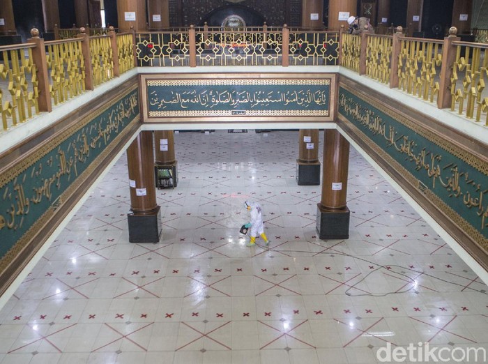 Operasi disinfeksi Corona langsung digelar di Masjid Al Barkah, Bekasi, usai digelarnya salat Jumat. Penyemprotan disinfektan dilakukan disetiap sudut masjid.