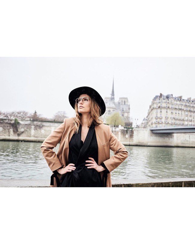 Beginilah kehidupan Aniko sebelum menjadi model. Dia kerap melakukan perjalanan ke luar negeri untuk melakukan pemotretan.  Foto: Instagram