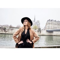 Beginilah kehidupan Aniko sebelum menjadi model. Dia kerap melakukan perjalanan ke luar negeri untuk melakukan pemotretan.  Foto: Instagram