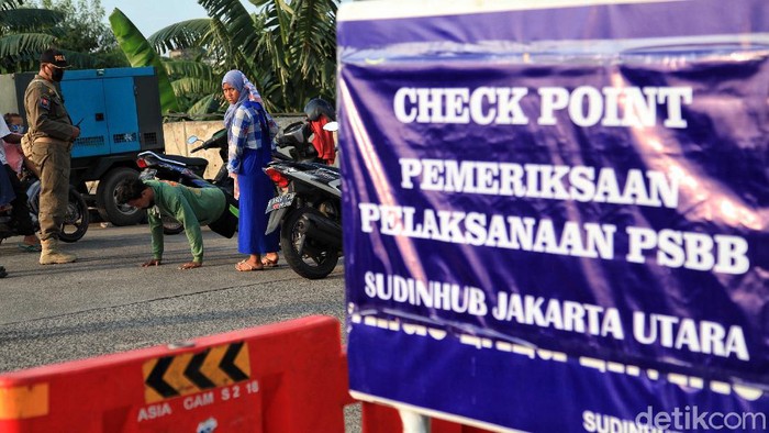 Berkendara Tanpa Masker dan SIKM, Siap-siap Push Up dan Sapu Jalanan Ada sanksi yang menanti bagi pengendara yang tak pakai masker dan tak punya SIKM saat berkendara. Sanksinya pun beragam mulai dari push up hingga sapu jalanan.