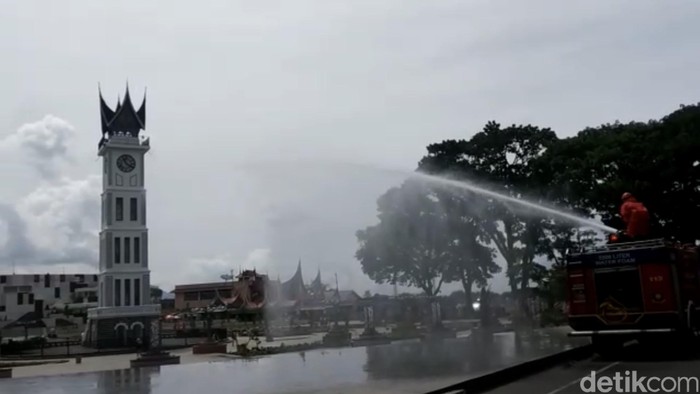 Kota Bukittinggi sedang bersiap menerapkan fase new normal. Oleh karena itu, perawatan dan pemeliharaan Jam Gadang langsung dilakukan.