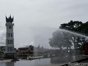 Jam Gadang Dibersihkan Jelang New Normal