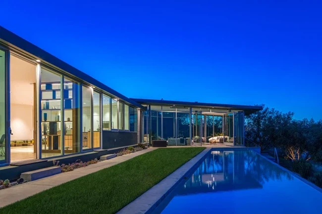 Properti yang sudah dilengkapi dengan taman ini memiliki koleksi kolam ikan koi, lapangan tenis dan basket.  Fitur lainnya dari rumah Pharrell di antaranya ada air terjun, dua kolam renang, jacuzzi, dan jembatan yang membentang di antara kolam renang. Foto: Dok. WESTSIDE ESTATE AGENCY