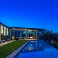 Properti yang sudah dilengkapi dengan taman ini memiliki koleksi kolam ikan koi, lapangan tenis dan basket.  Fitur lainnya dari rumah Pharrell di antaranya ada air terjun, dua kolam renang, jacuzzi, dan jembatan yang membentang di antara kolam renang. Foto: Dok. WESTSIDE ESTATE AGENCY