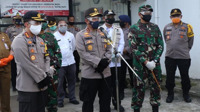 Kapolda Banten Irjen Fiandar dan Wabup Tangerang Mad Romli pantau kesiapan warga terkait penerapan new normal