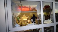 Aksi demonstrasi juga diwarnai dengan vandalisme dan penjarahan di beberapa pusat bisnis di Minneapolis.