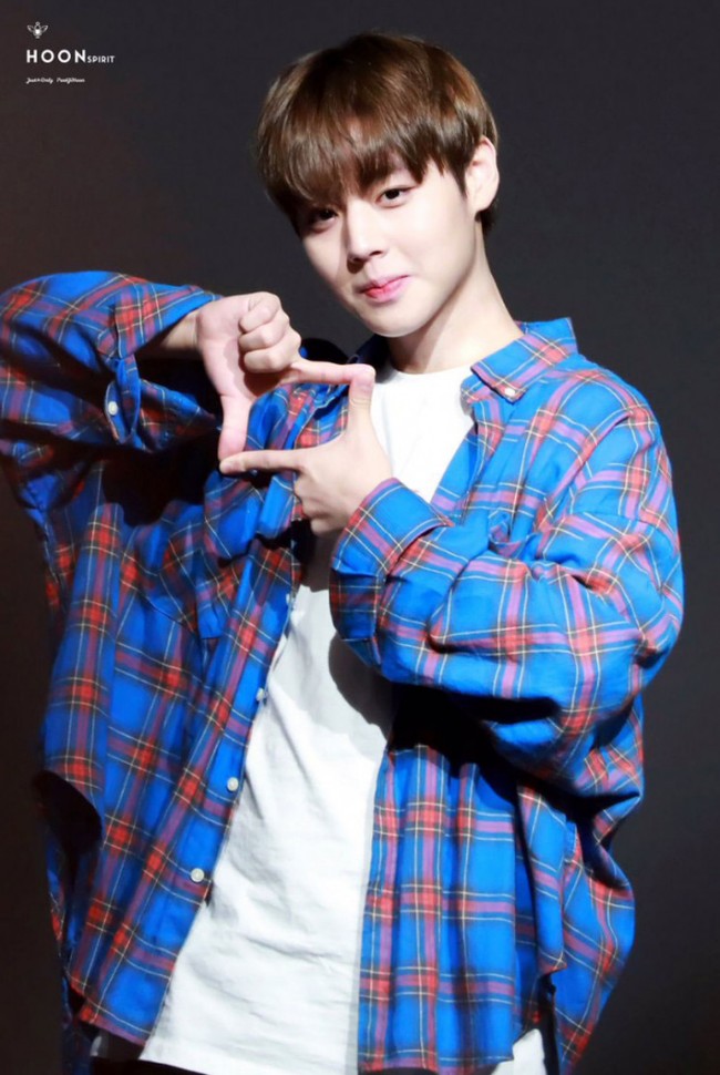 Park Jihoon yang lahir di Masan, Korea Selatan itu sering menarik hati para pemirsa dengan slogan-slogannya. Salah satu slogan terkenal Jihoon yang sangat viral di 2017 adalah nae maeum sogae jeojang yang artinya aku menyimpanmu di hatiku. Foto: Fansite