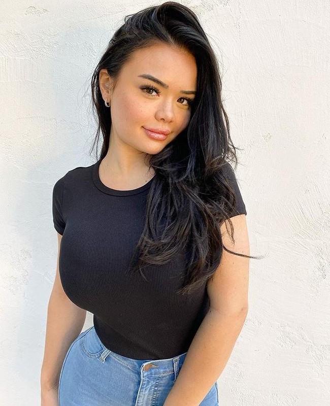 Jessica Sunok yang telah memiliki 577 ribu lebih pengikut meninggalkan pekerjaannya sebagai manajer penjualan demi mengejar kariernya menjadi model. Ia berbagi postingan foto dirinya di Instagram sejak 2012 dan memiliki hasrat di bidang pemodelan. Foto: Instagram