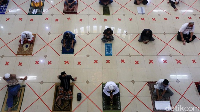 Salat Jumat berjemaah digelar di Masjid Agung Al Barkah, Kota Bekasi. Begini potret salat Jumat yang digelar dengan physical distancing.