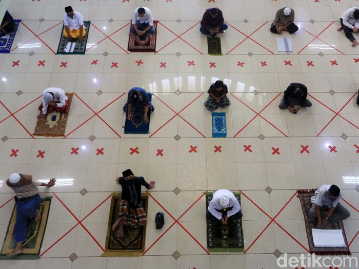 Salat Jumat berjemaah digelar di Masjid Agung Al Barkah, Kota Bekasi. Begini potret salat Jumat yang digelar dengan physical distancing.