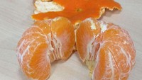 Apa benar buah bisa melahirkan? Jeruk mandarin milik seseorang ini punya satu jeruk berukuran kecil di dalamnya seperti memiliki anak. Foto: Istimewa