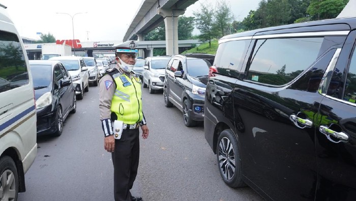 Polisi periksa kendaraan menuju ke Jakarta di Tol Japek.