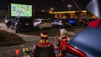 Untuk para penggemar sepak bola, para suporter tetap bisa mendukung team kebanggaannya secara bersama-sama. Jono Searle/Getty Images   