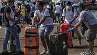 Para ABK dievakuasi menggunakan kapal boat. Sementara kapal pesiar Nieuw Amsterdam masih tertahan di tengah laut sejauh 18 mil dari dermaga karena tidak bisa bisa masuk ke kawasan Pelabuhan Tanjung Priok.