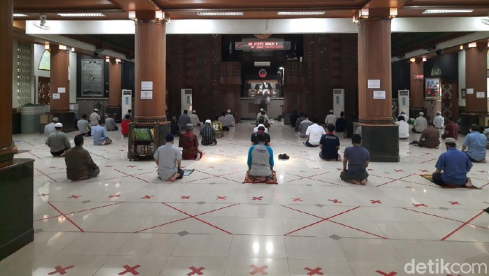 Salat berjemaah di Masjid Al Barkah