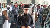 Wali Kota Bogor Bima Arya berkesempatan melaksanakan Sholat Jumat di Masjid tersebut.