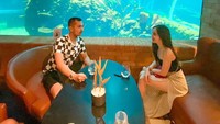 Di Instagram, wanita 21 tahun ini eksis dengan lebih dari 3,6 juta followers. Ia kerap memamerkan momen kulineran seperti ketika makan di restoran berpemandangan bawah laut ini. Foto: Instagram elinaaaaajoerg
