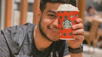Gaya kocak Fadil agaknya juga terlihat dalam beberapa momen kulineran dirinya yang diunggah di laman Instagramnya @fadiljaidi. Foto: Instagram @fadiljaidi