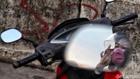 Petugas gabungan turut memeriksa kelengkapan atribut kesehatan para pengendara baik motor dan juga mobil yang melintas di area check point yang berada di kawasan Jalan Inspeksi Banjir Kanal Timur Rorotan, Jakarta.