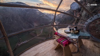 Serasa sedang berlibur di salah satu sky lodge Airbnb di pegunungan Peru. Foto: Airbnb  via Pop Sugar