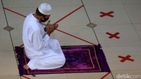 Seorang jemaah khusyuk berdoa.