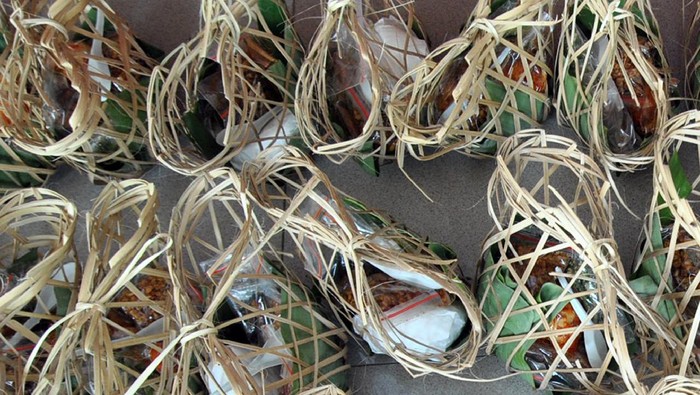 Kurangi Limbah Plastik, Bongsang Jadi Pilihan untuk Kemas Makanan Anyaman bambu atau bongsang bisa jadi pilihan menarik untuk kurangi limbah plastik. Seperti halnya yang dilakukan Dapur Umum Masjid Baitur Ridwan di Kota Bogor.